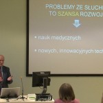 Widok na Prof. Henryka Skrażyńskiego i słuchaczy wykładu