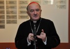 Ks. Kardynał Kazimierz Nycz podczas przemówienia pod tablicą przyjaciół