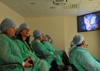 Uczestnicy warsztatów na sali pokazowej oglądają operację