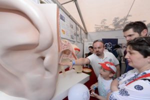 Maciek Ludwikowski podczas prezentacji modelu wielkiego ucha