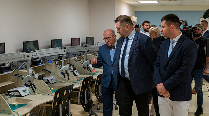 Minister Edukacji i Nauki prof. Przemysław Czarnek odwiedził Światowe Centrum Słuchu