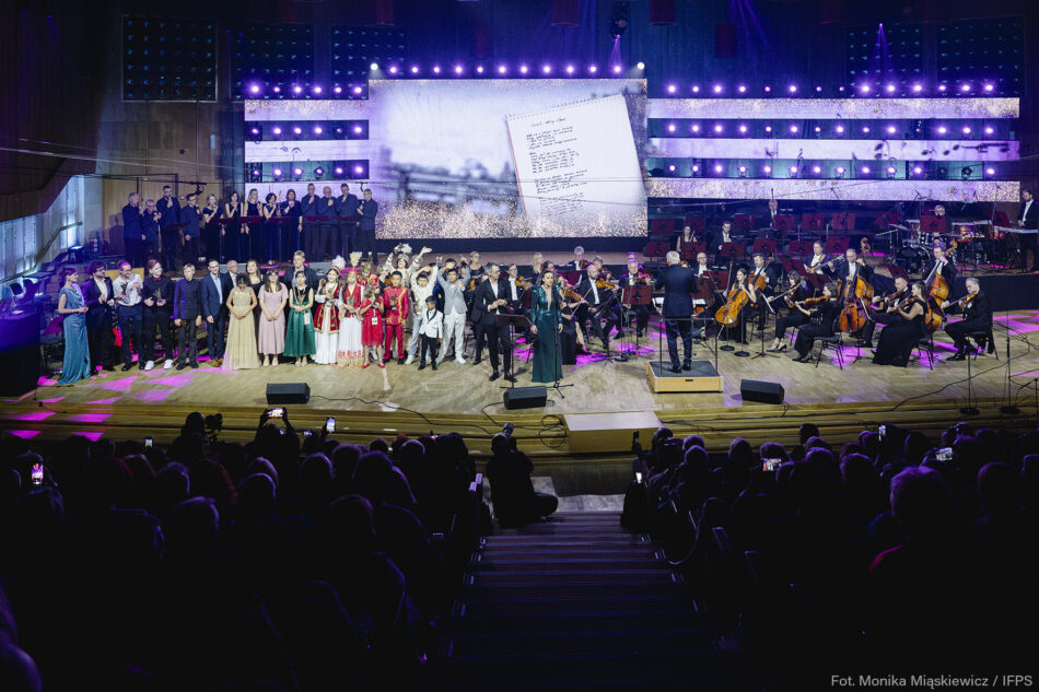 Wielki finał. Hymn Festiwalu w wykonaniu Barbary Kaczyńskiej i Macieja Miecznikowskiego oraz wszystkich laureatów i artystów z towarzyszeniem Orkiestry Polskiego Radia pod batutą Krzesimira Dębskiego oraz ze-społu ProForma pod kierunkiem Marcina Wawruka.