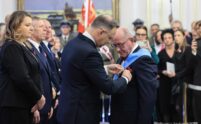 moment wręczenia Orderu Orła Białego prof. Henrykowi Skarżyńskiemu